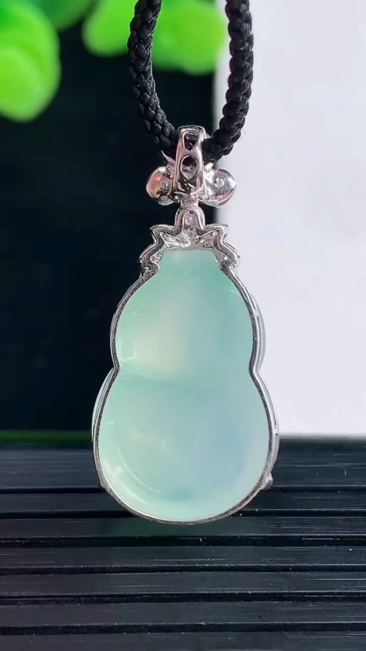 天然A货翡翠葫芦吊坠尺寸30-13.9-8.3重量:4.43g
4月12日