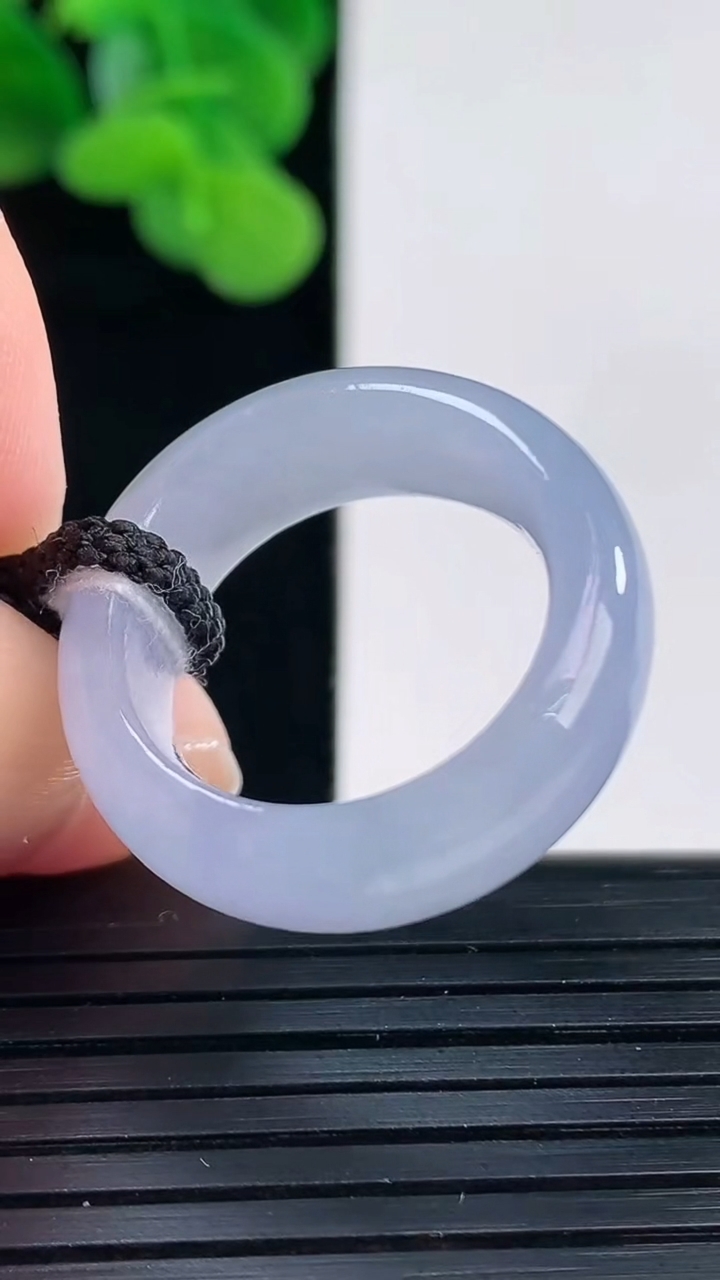 天然A货翡翠紫罗兰指环戒指尺寸17.6-7.4-3.9重量:5.91g2026年4月12日
工厂直销收藏佳品,种好水足，色泽均匀，有种有色，上手高大气！