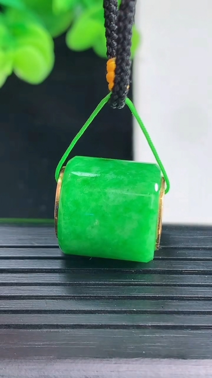 天然A货翡翠路路通吊坠尺寸16.1-15.3重量:5.80g
4月12日