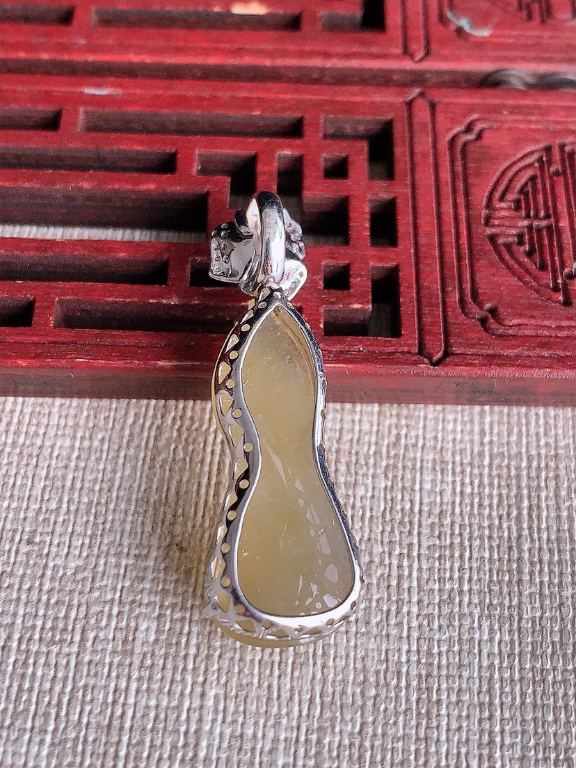 天然A货翡翠18K金伴钻镶嵌黄翡葫芦吊坠 
尺寸37.4-28.8-12.2-8.5mm 重量4.7