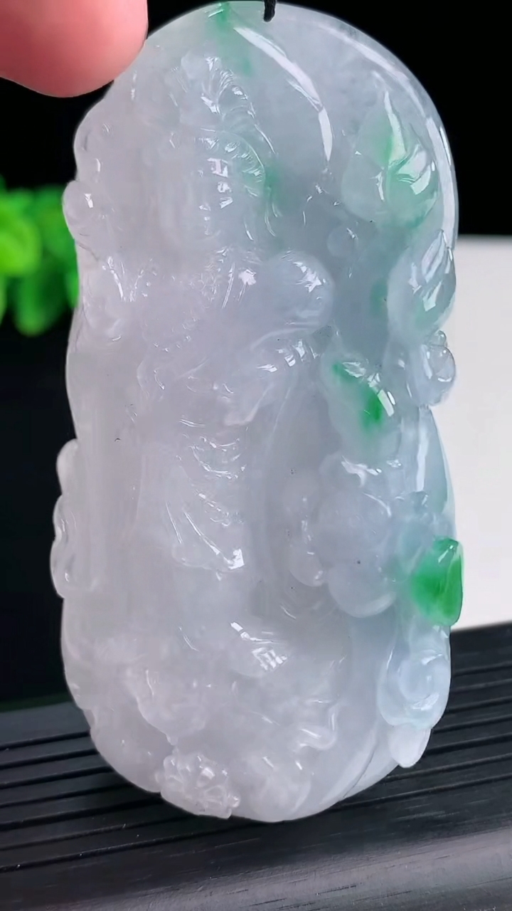 天然A货翡翠春带彩大势至菩萨吊坠，尺寸76-38-12.5重量:75.33g
4月12日