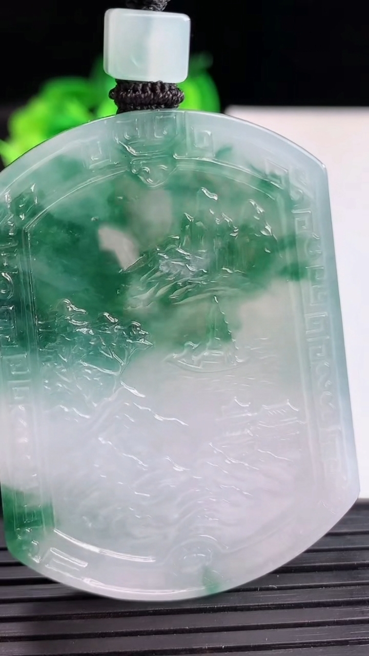 天然A货翡翠牌吊坠尺寸55.7-41.2-5.1重量:36.74g
4月12日