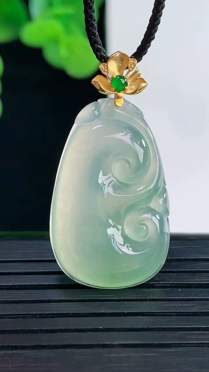 天然A货翡翠如意吊坠尺寸33.9-17.1-4.8重量:5.11g
4月12日