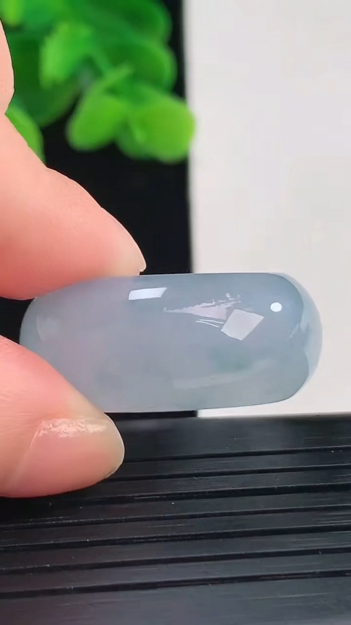 天然A货翡翠紫罗兰飘花指环扳指尺寸20.5-12.1-4.5重量:11.62g2026年4月12日
工厂直销收藏佳品,种好水足，色泽均匀，有种有色，上手高大气！