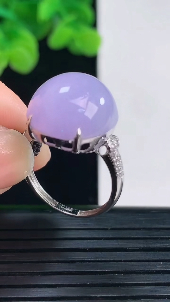 天然A货翡翠18K金紫罗兰蛋面戒指尺寸17.6-16.1-14.8重量:5.37g2026年4月12日
工厂直销收藏佳品,种好水足，色泽均匀，有种有色，上手高大气！