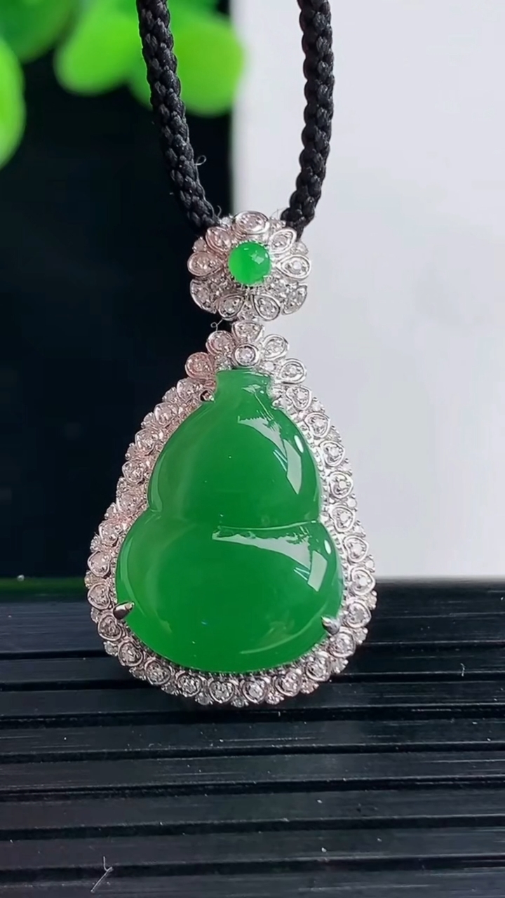 天然A货翡翠葫芦吊坠尺寸29.2-17-8.5裸石17.2-12.8重量:3.59g
4月12日