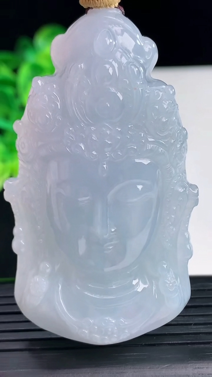 天然A货翡翠紫罗兰观音头吊坠尺寸64.7-37.8-11.9重量:52.50g
4月12日