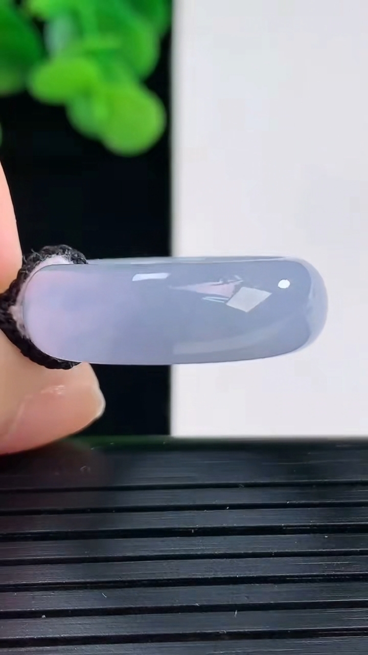 天然A货翡翠紫罗兰指环戒指尺寸17.6-7.4-3.9重量:5.91g2026年4月12日
工厂直销收藏佳品,种好水足，色泽均匀，有种有色，上手高大气！