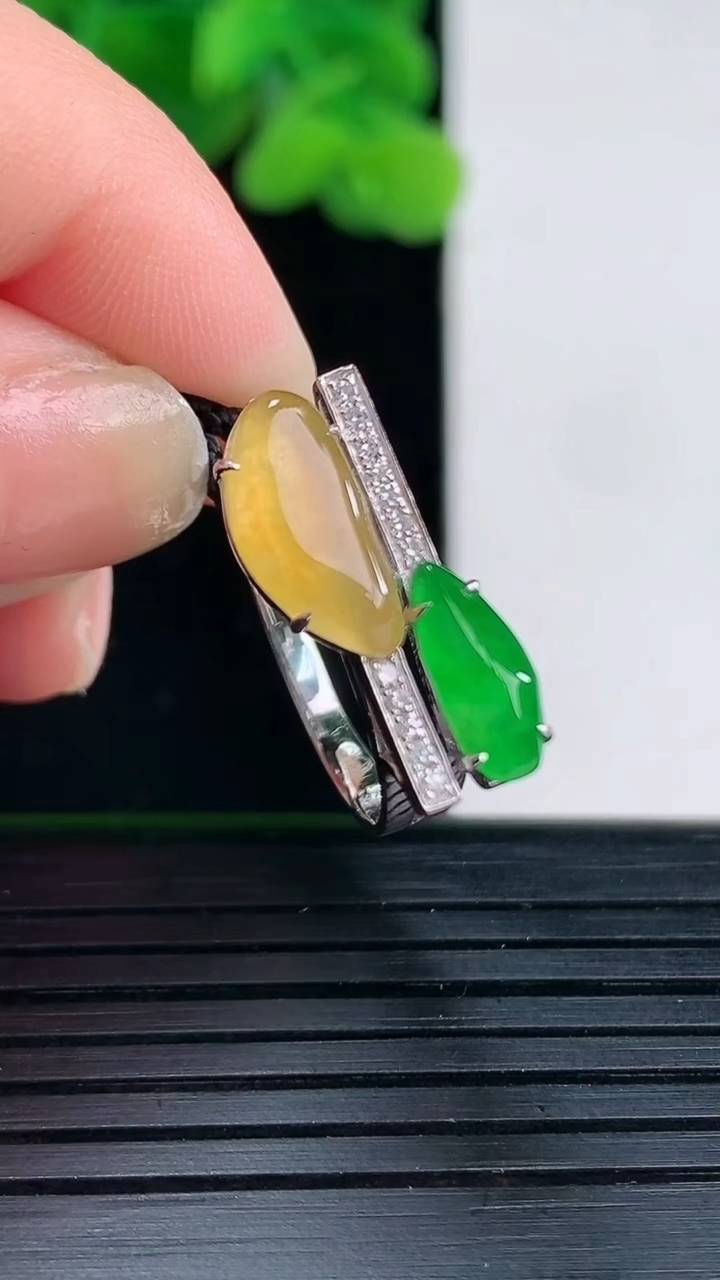 天然A货翡翠18K金双彩福瓜戒指尺寸17.5-12-5.3重量:2.55g2026年4月12日
工厂