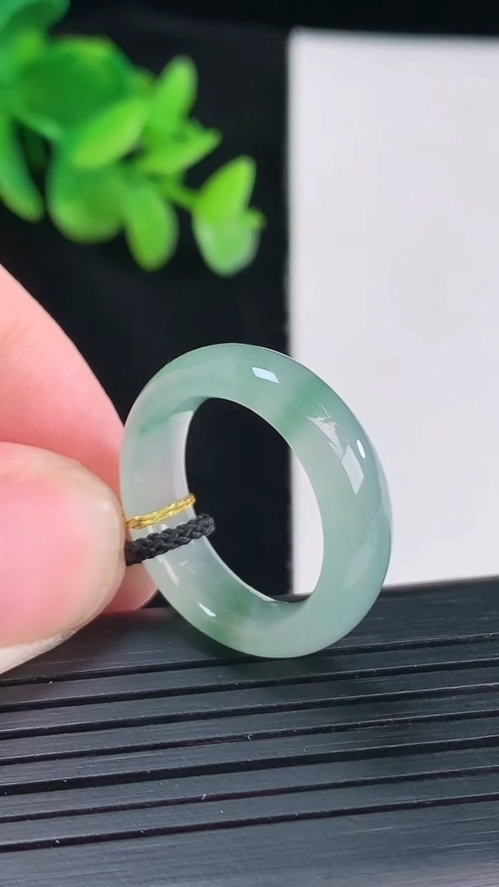 天然A货翡翠飘花素面玉指环 戒指，尺寸17.5-6.5-4重量:4.44g2026年4月12日
工厂