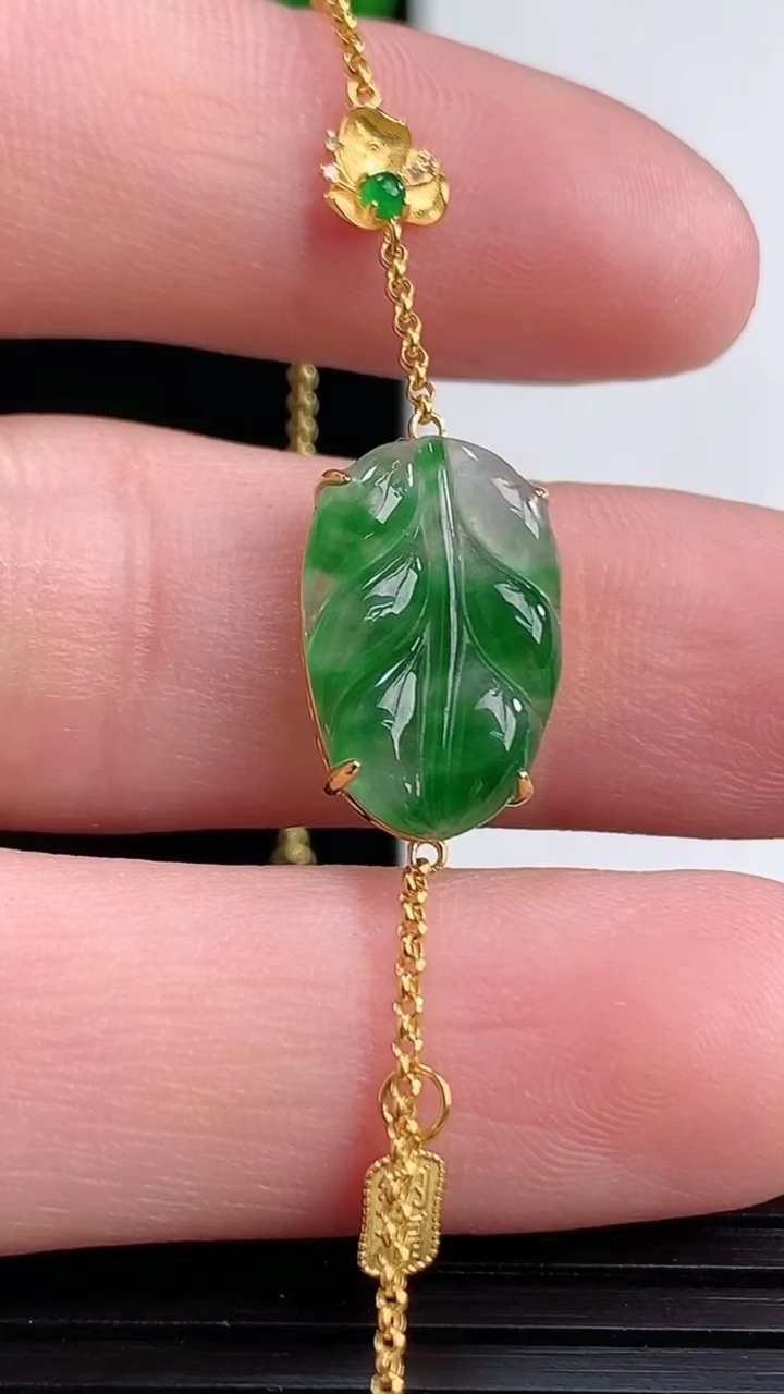 天然A货翡翠金枝玉叶 叶子手链尺寸16.2-9.5-3.8重量:1.62g
4月12日