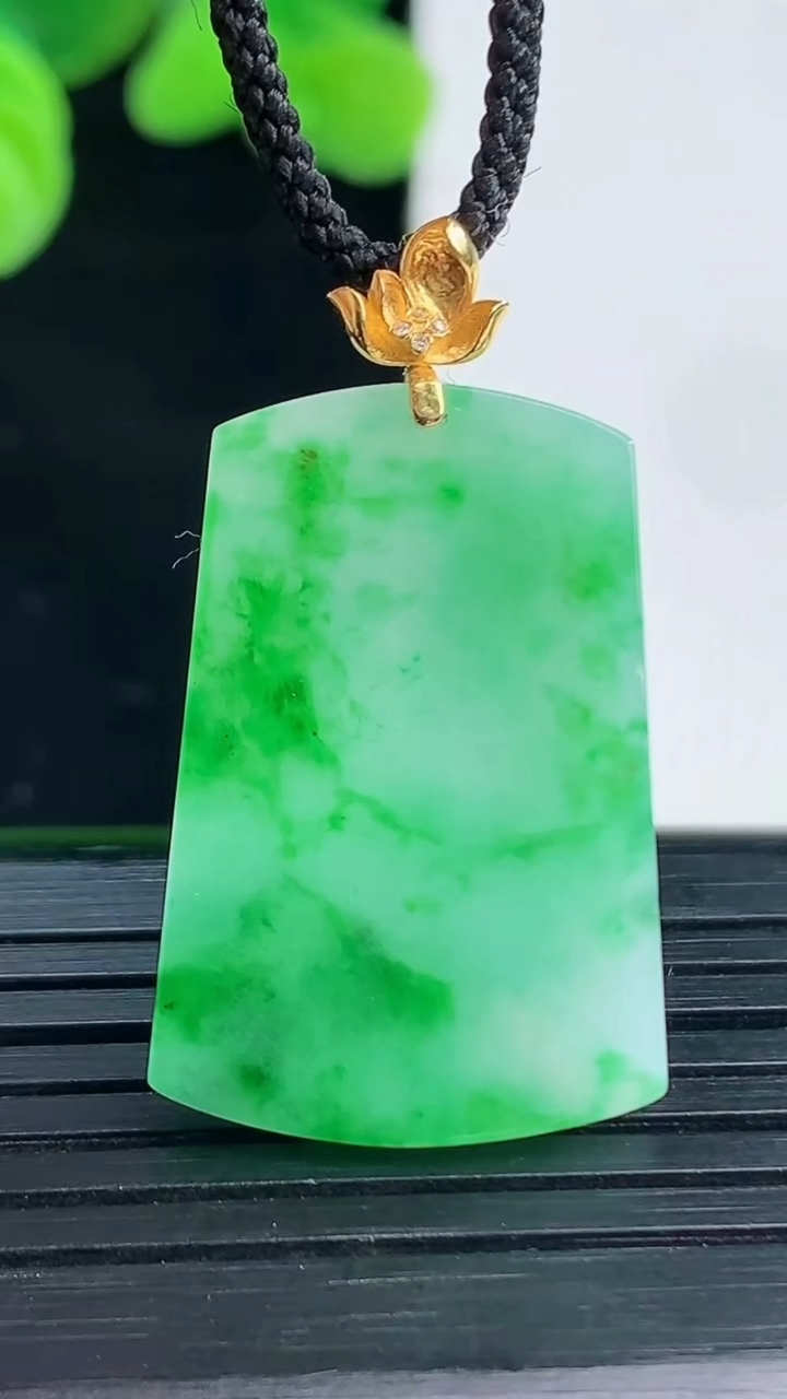 天然A货翡翠无事牌吊坠尺寸33.1-18.9-2.4重量:4.07g
4月12日