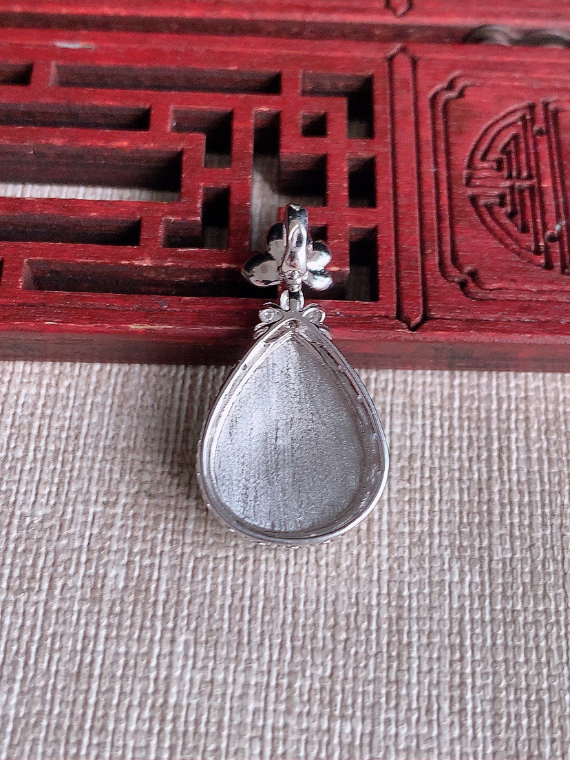 天然A货翡翠18K金镶嵌满绿水滴吊坠 
尺寸29-15.6-5.5裸石16.6-12.6mm 重量2.40g 0411