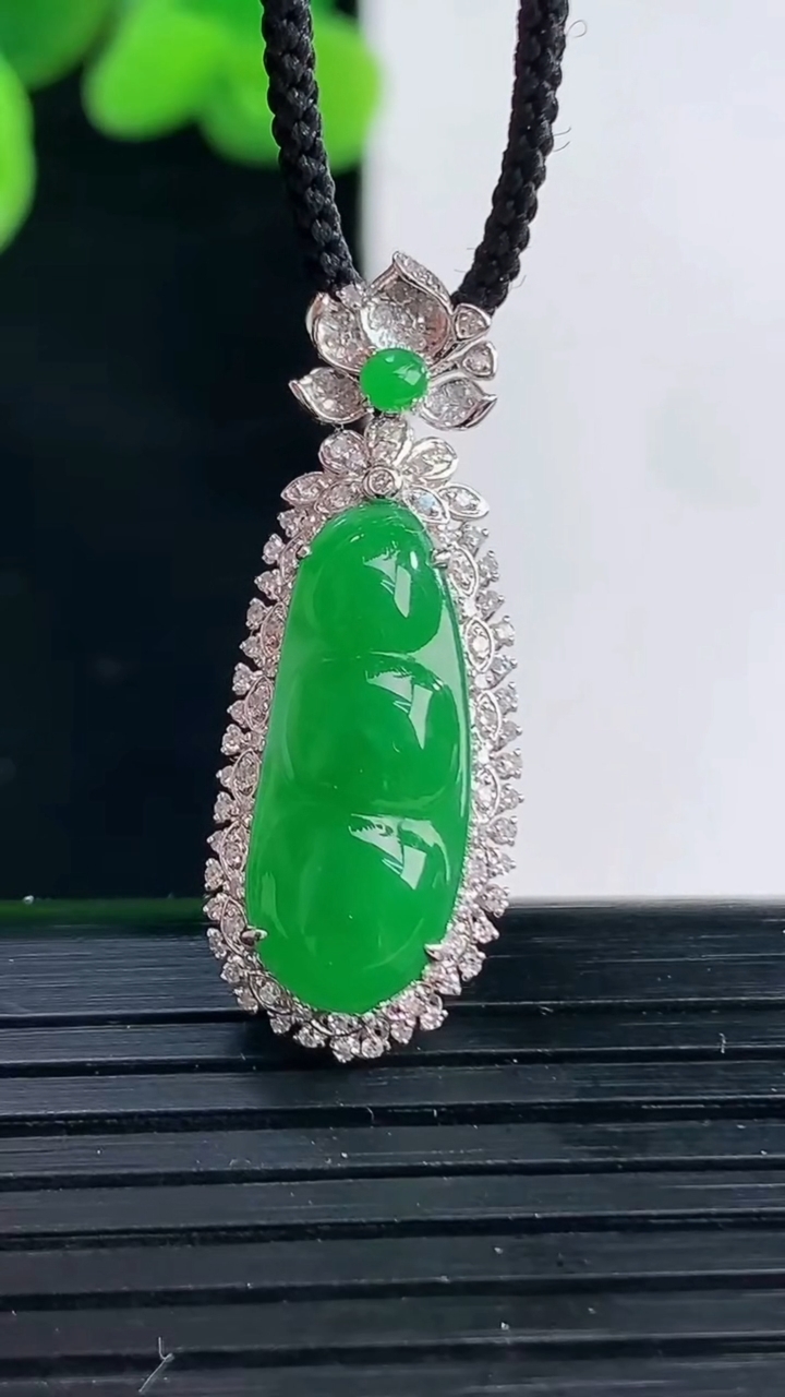 天然A货翡翠福豆吊坠尺寸29.7-11.7-8.6裸石18.5-7.8重量:3.30g
4月12日