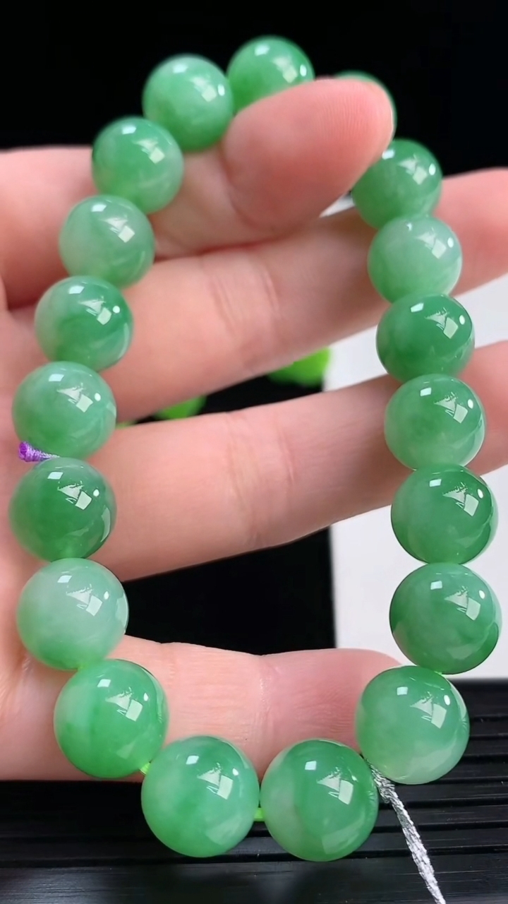天然A货翡翠圆珠手串尺寸10-19颗重量:34.14g4月12日
工厂直销收藏佳品,种好水足，色泽均匀，有种有色，上手高大气！