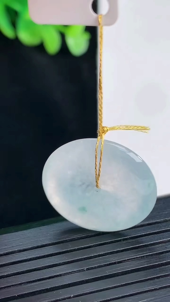 天然A货翡翠飘花平安扣吊坠，尺寸23-4.5重量:5.88g
4月12日