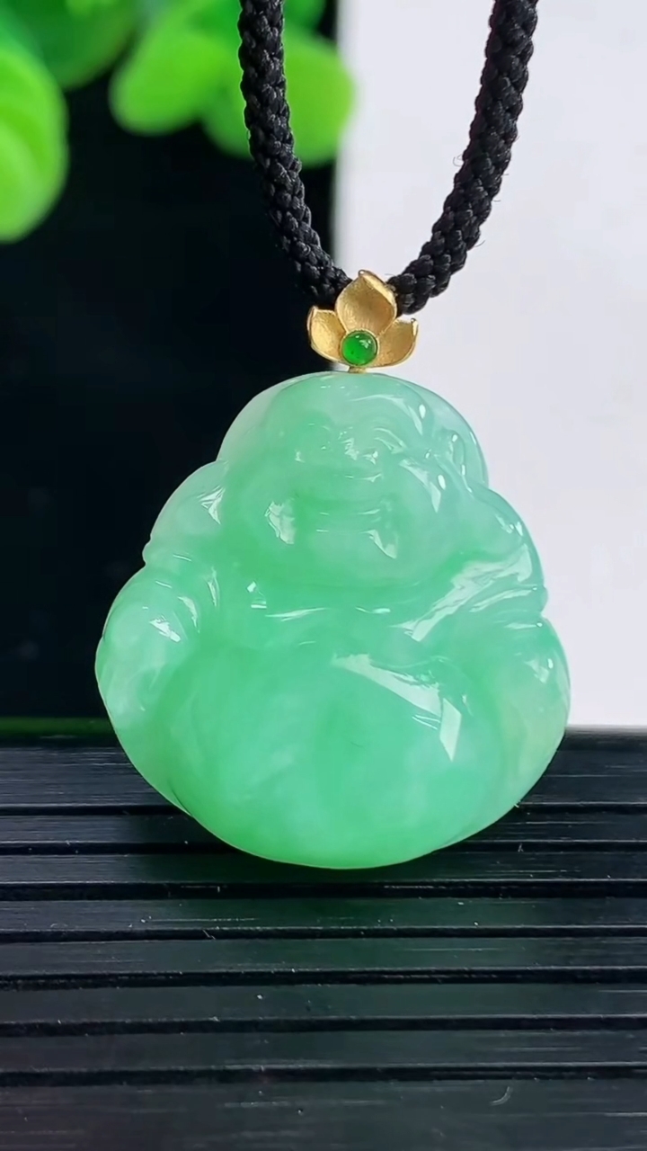 天然A货翡翠佛公吊坠尺寸28.2-22.3-7.4重量:6.47g
4月12日