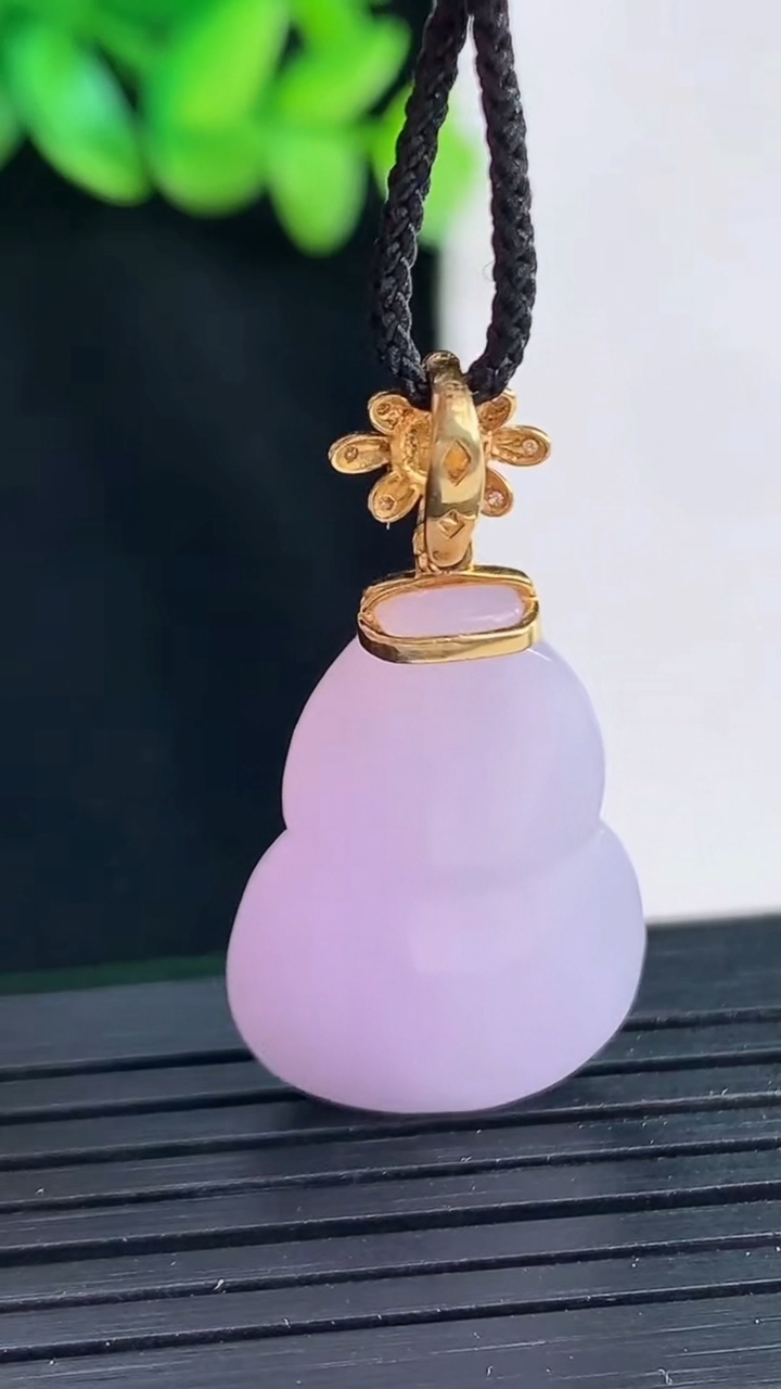 天然A货翡翠18k金紫罗兰葫芦吊坠，尺寸25.5-18-9.5重量:7.44g
4月12日
