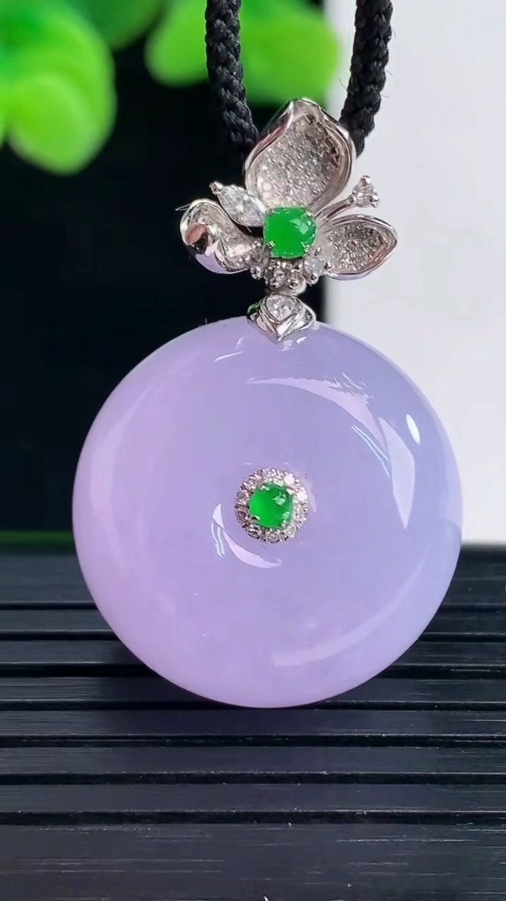 天然A货翡翠18K金紫罗兰平安扣吊坠尺寸32.1-22.1-13.3重量:15.21g
4月12日