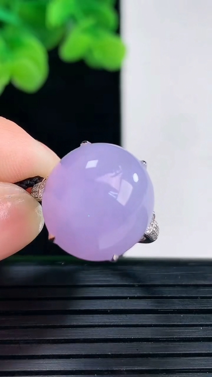 天然A货翡翠18K金紫罗兰蛋面戒指尺寸17.6-16.1-14.8重量:5.37g2026年4月12日
工厂直销收藏佳品,种好水足，色泽均匀，有种有色，上手高大气！