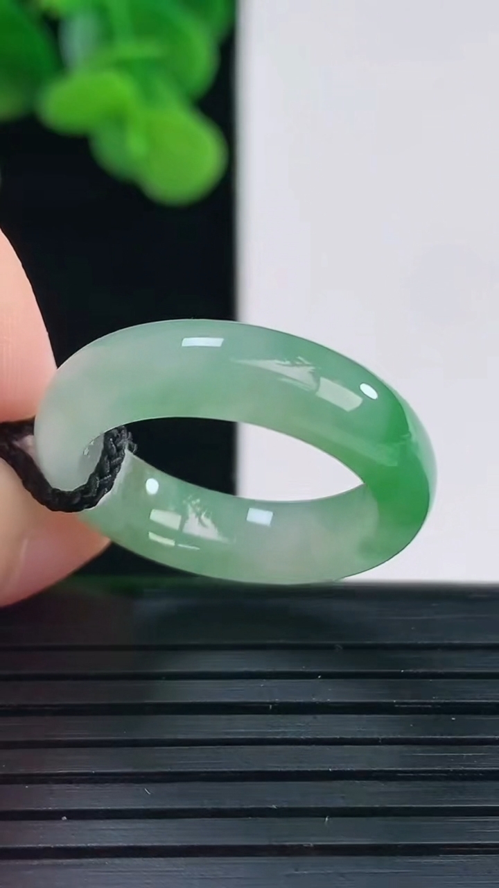 天然A货翡翠指环戒指尺寸17.7-5.5-3.5重量:3.85g2026年4月12日
工厂直销收藏佳品,种好水足，色泽均匀，有种有色，上手高大气！