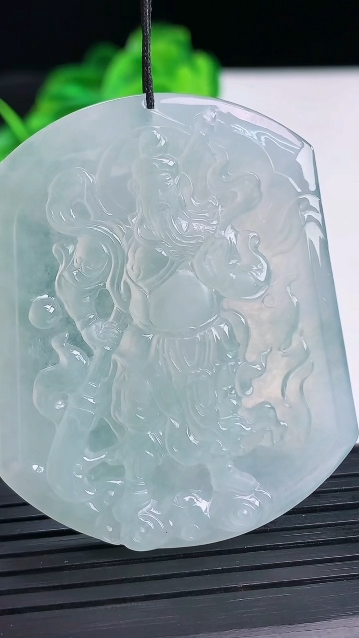 天然A货翡翠关公吊坠尺寸52.5-42.2-5.2重量:27.03g
4月12日