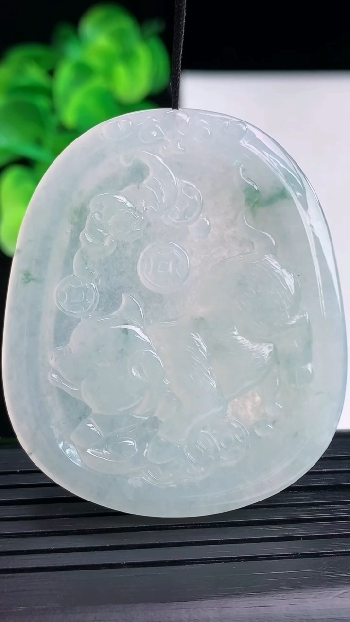 天然A货翡翠飘花生肖猪吊坠尺寸51.2-43.2-5.7重量:25.85g
4月12日