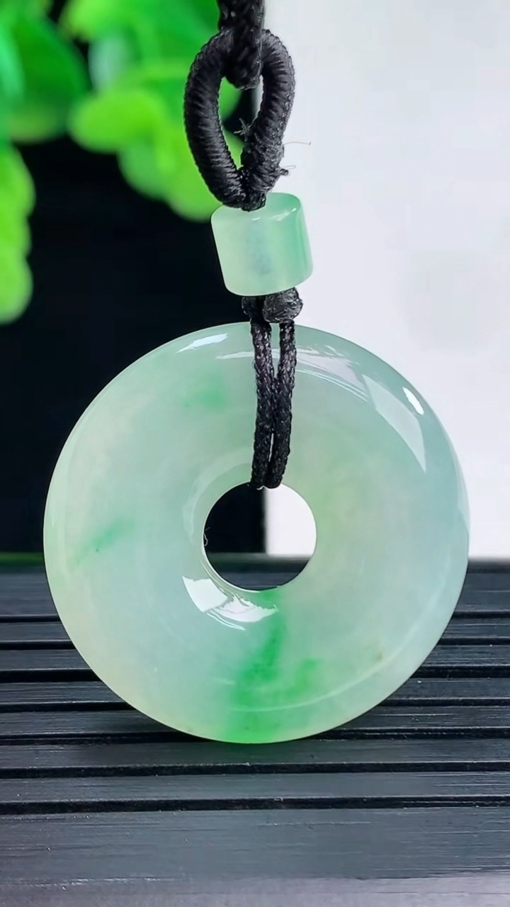 天然A货翡翠平安环吊坠尺寸26-4.7重量:7.16g
4月12日