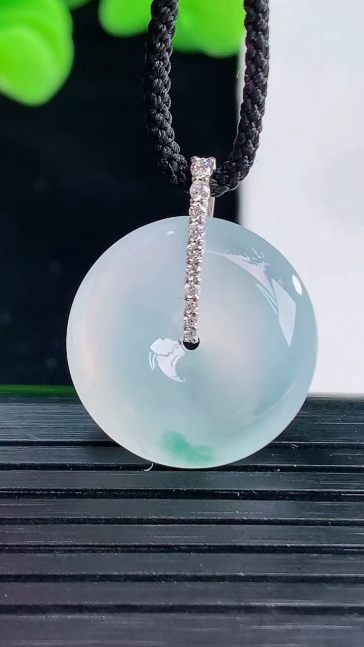 天然A货翡翠种飘花平安扣吊坠尺寸19.1-5.3重量:4.17g
4月12日