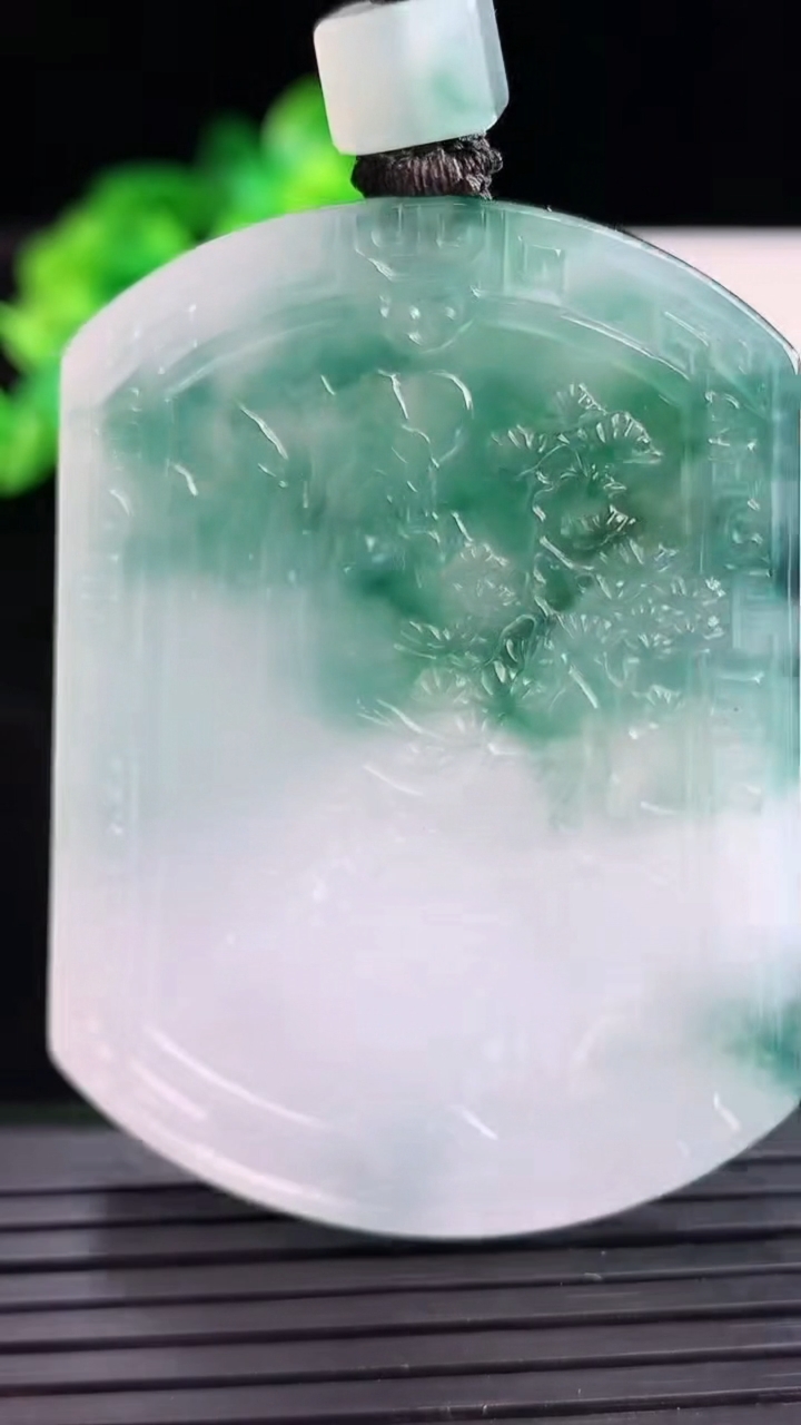 天然A货翡翠牌吊坠尺寸55.7-41.2-5.1重量:36.74g
4月12日