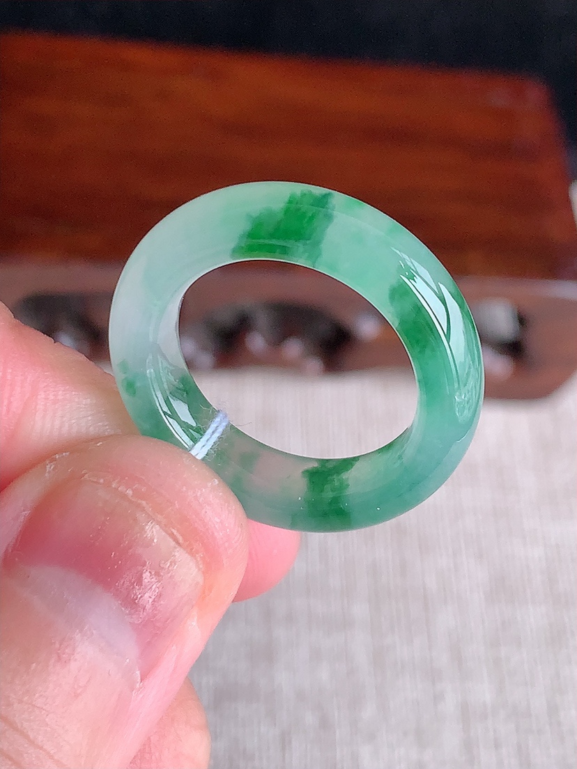 天然A货翡翠飘花素面戒指 
尺寸16.6-5.8-4mm 重量4.23g 0411
