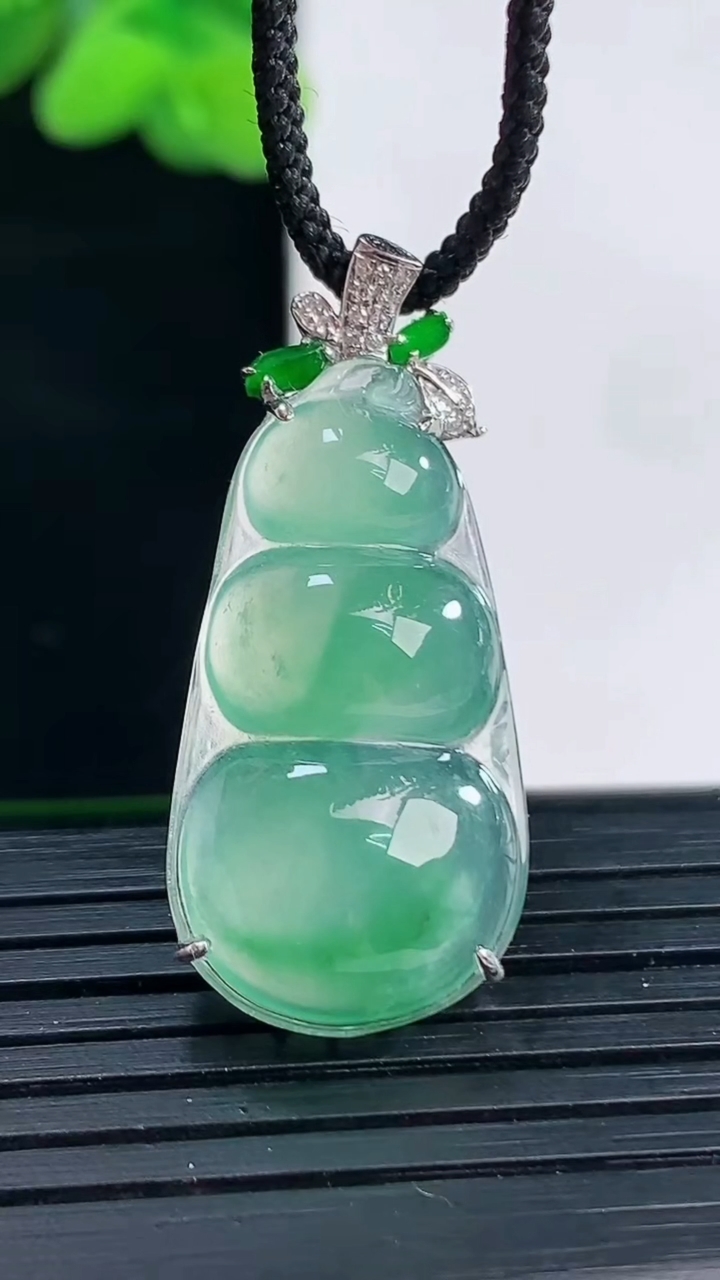 天然A货翡翠福豆吊坠尺寸33.2-14.6-7.2重量:3.87g
4月12日