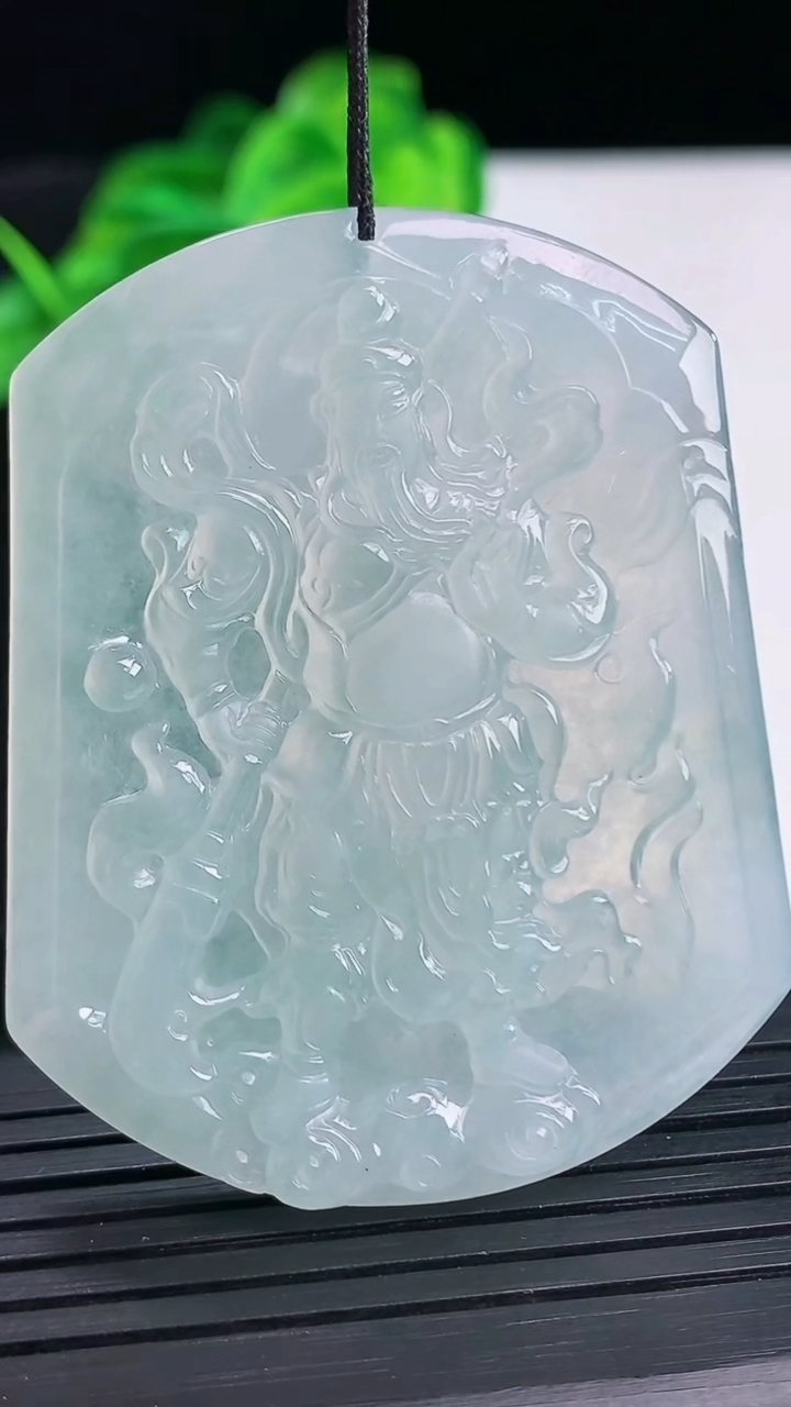 天然A货翡翠关公吊坠尺寸52.5-42.2-5.2重量:27.03g
4月12日