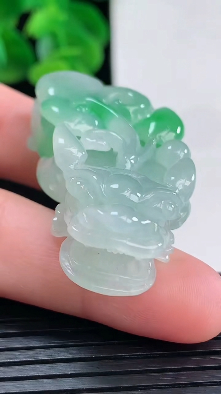 天然A货翡翠貔貅吊坠尺寸44.8-22.4-12.4重量:22.81g
4月12日