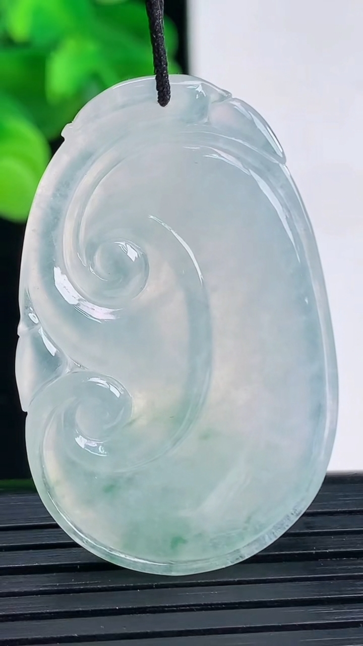 天然A货翡翠冰种飘花如意吊坠尺寸43.2-27.7-3.9重量:11.72g
4月12日