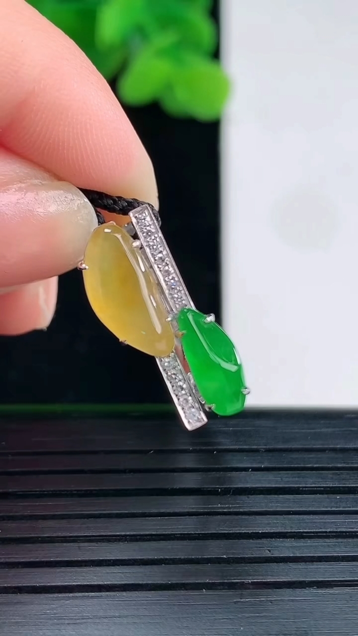 天然A货翡翠18K金双彩福瓜戒指尺寸17.5-12-5.3重量:2.55g2026年4月12日
工厂直销收藏佳品,种好水足，色泽均匀，有种有色，上手高大气！