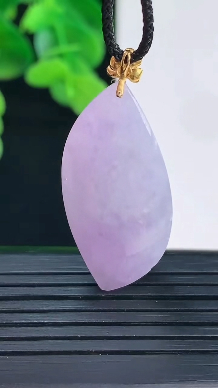 天然A货翡翠18K金紫罗兰随形吊坠尺寸36.2-15.6-11.4重量:7.94g
4月12日