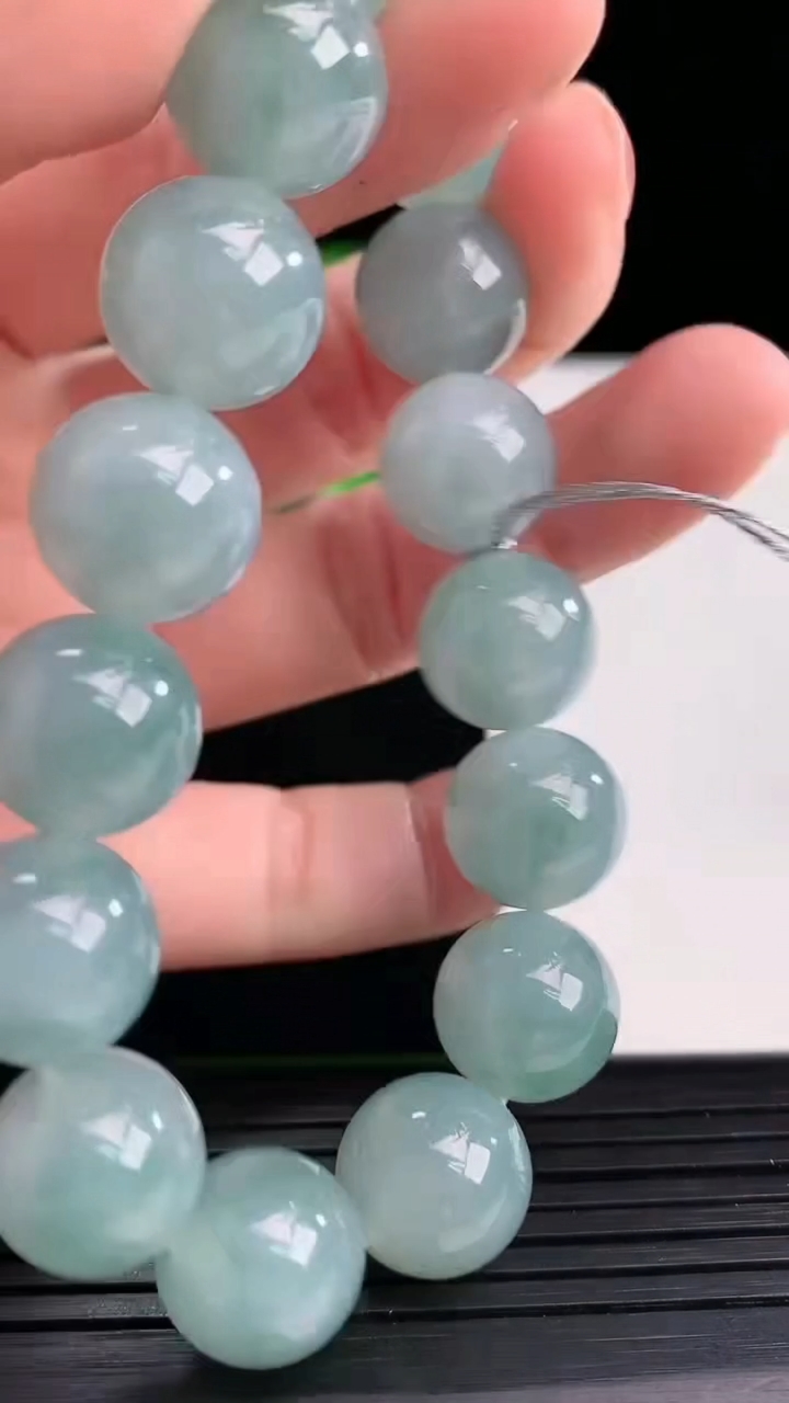 天然A货翡翠飘花圆珠手串尺寸13-16颗重量:59.84g4月12日
工厂直销收藏佳品,种好水足，色泽均匀，有种有色，上手高大气！