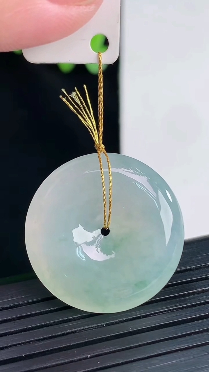 天然A货翡翠飘花平安扣吊坠，尺寸26.6-5.8重量:8.53g
4月12日