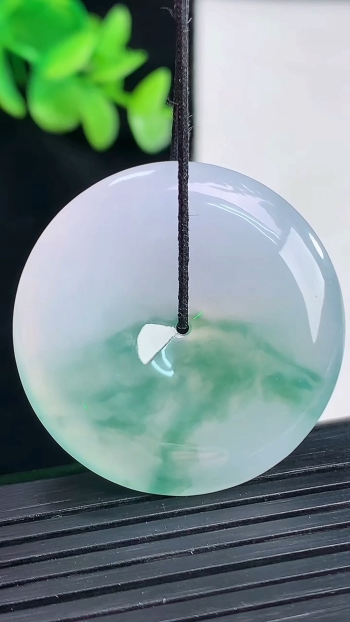 天然A货翡翠冰种飘花平安扣吊坠，尺寸35-5.5重量:14.22g
4月12日