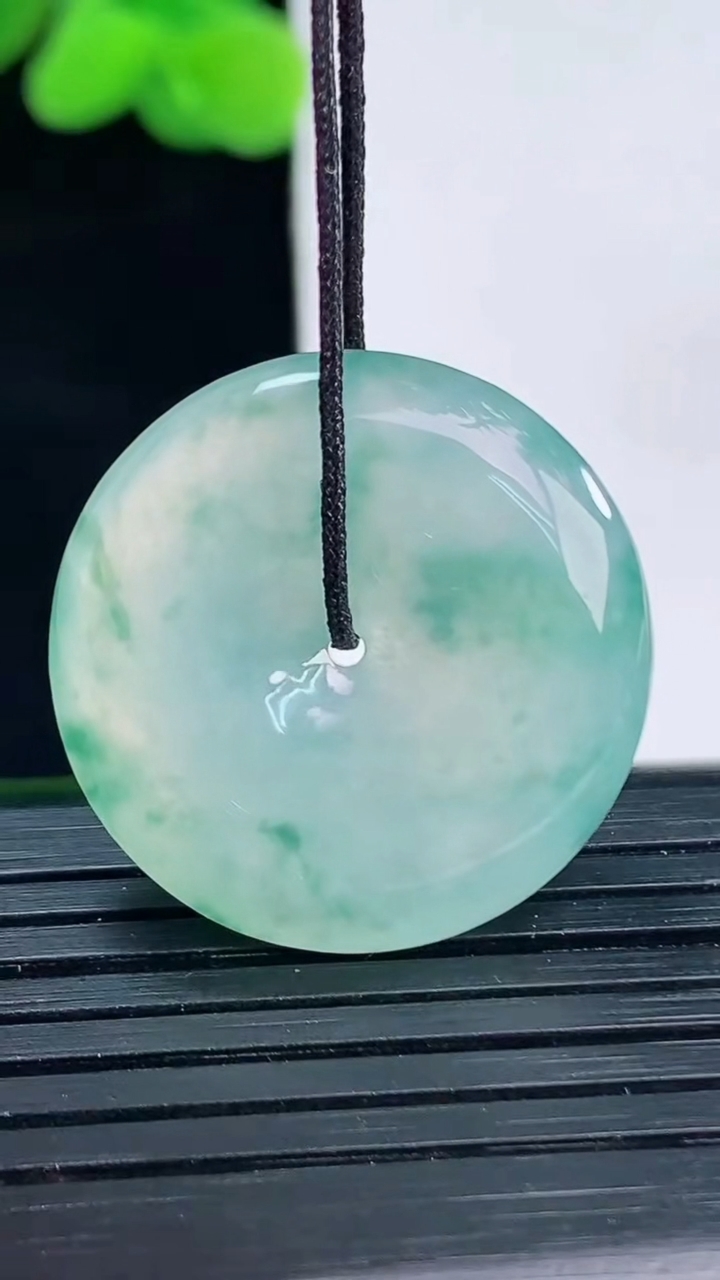 天然A货翡翠冰种飘花平安扣吊坠尺寸24.4-5.6重量:7.01g
4月12日