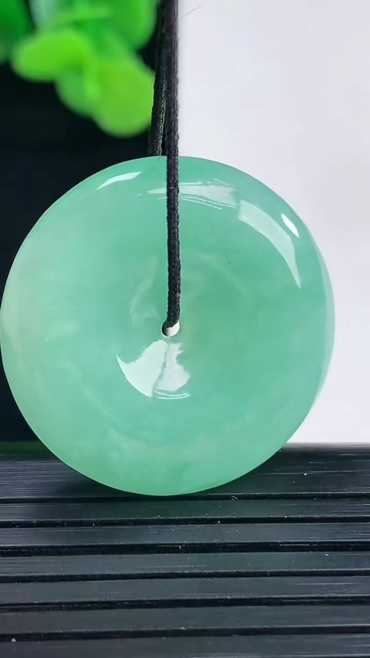 天然A货翡翠平安扣吊坠尺寸27.2-5.9重量:9.64g
4月12日