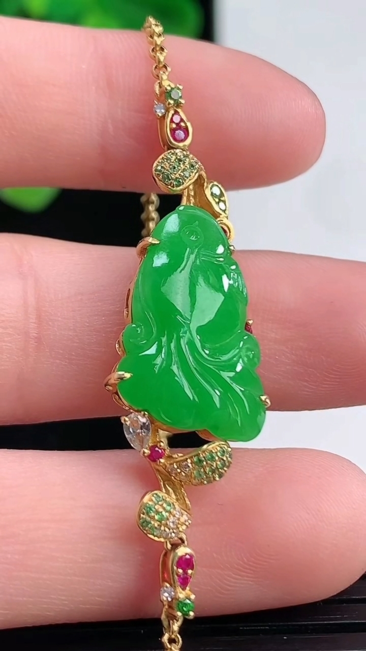 天然A货翡翠年年有余手链尺寸13.3-18.1-5.5重量:4.80g
4月12日