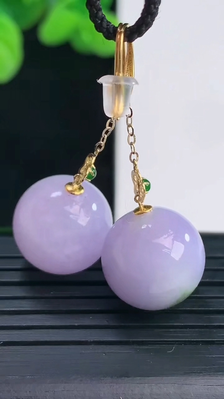天然A货翡翠18K金紫罗兰圆珠耳坠尺寸13.7重量:9.76g4月12日
工厂直销收藏佳品,种好水足，色泽均匀，有种有色，上手高大气！