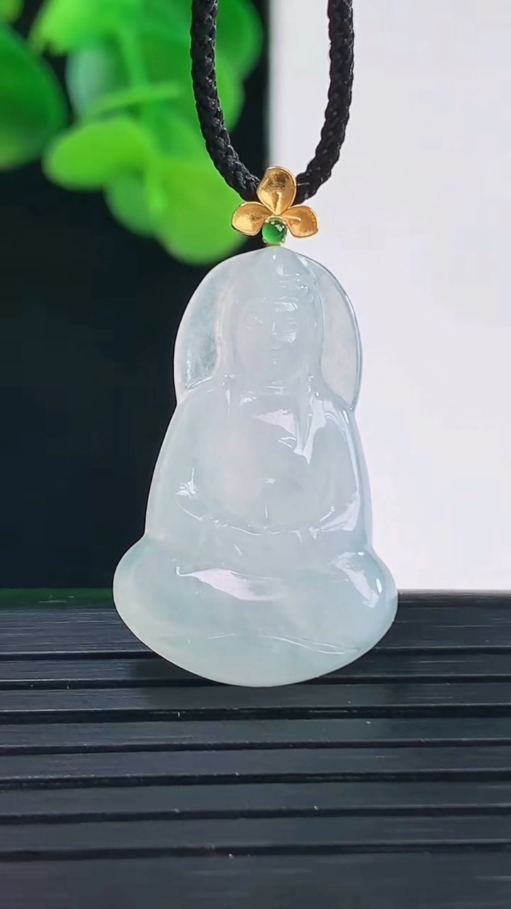 天然A货翡翠种白冰观音菩萨吊坠尺寸31.7-17.3-3.6重量:3.20g
4月12日
