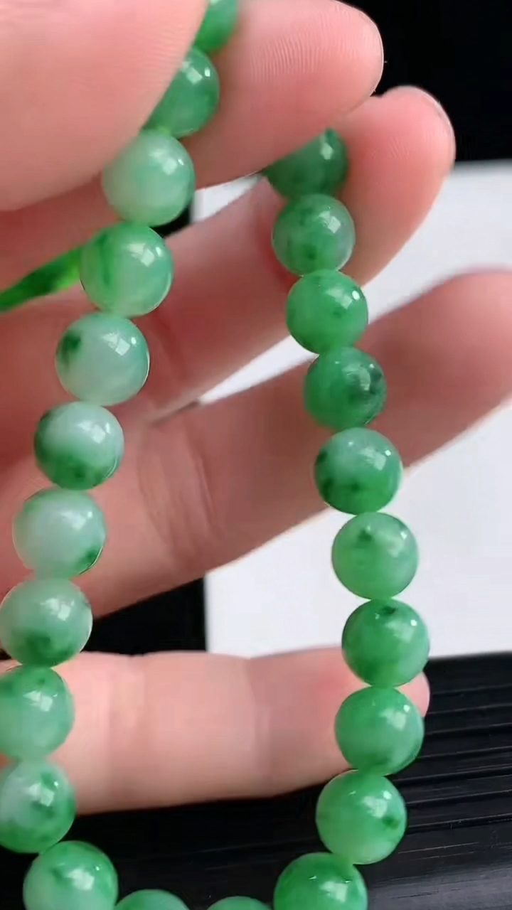 天然A货翡翠圆珠手串尺寸6.9重量:16.13g4月12日
工厂直销收藏佳品,种好水足，色泽均匀，有种有色，上手高大气！