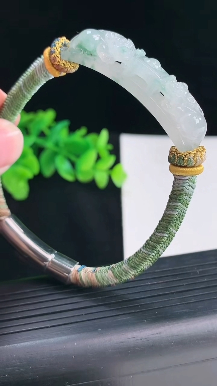 天然A货翡翠飘花貔貅手牌，尺寸47.5-10-10重量:21.29g
4月12日