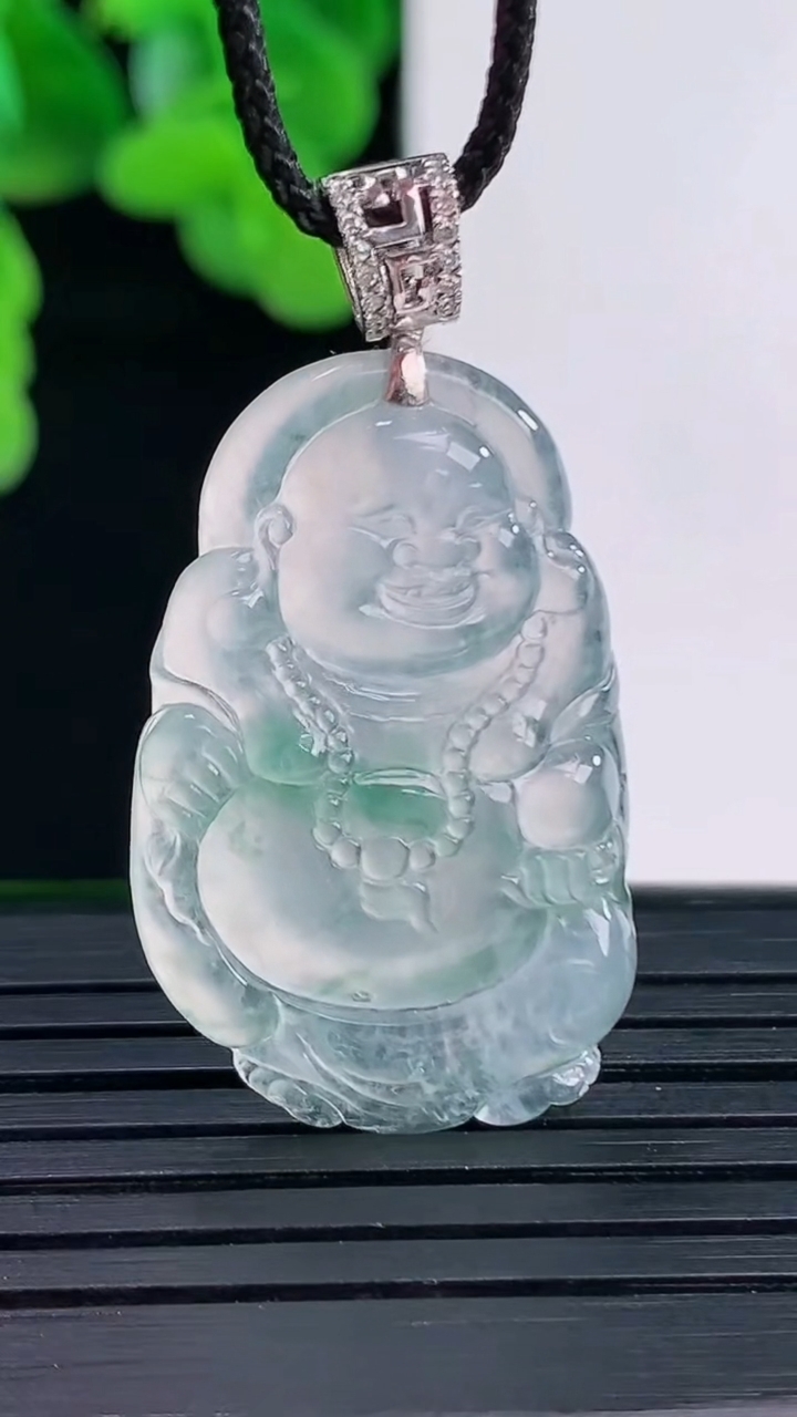 天然A货翡翠种飘花逍遥佛吊坠尺寸37.9-19-4.8重量:6.34g
4月12日