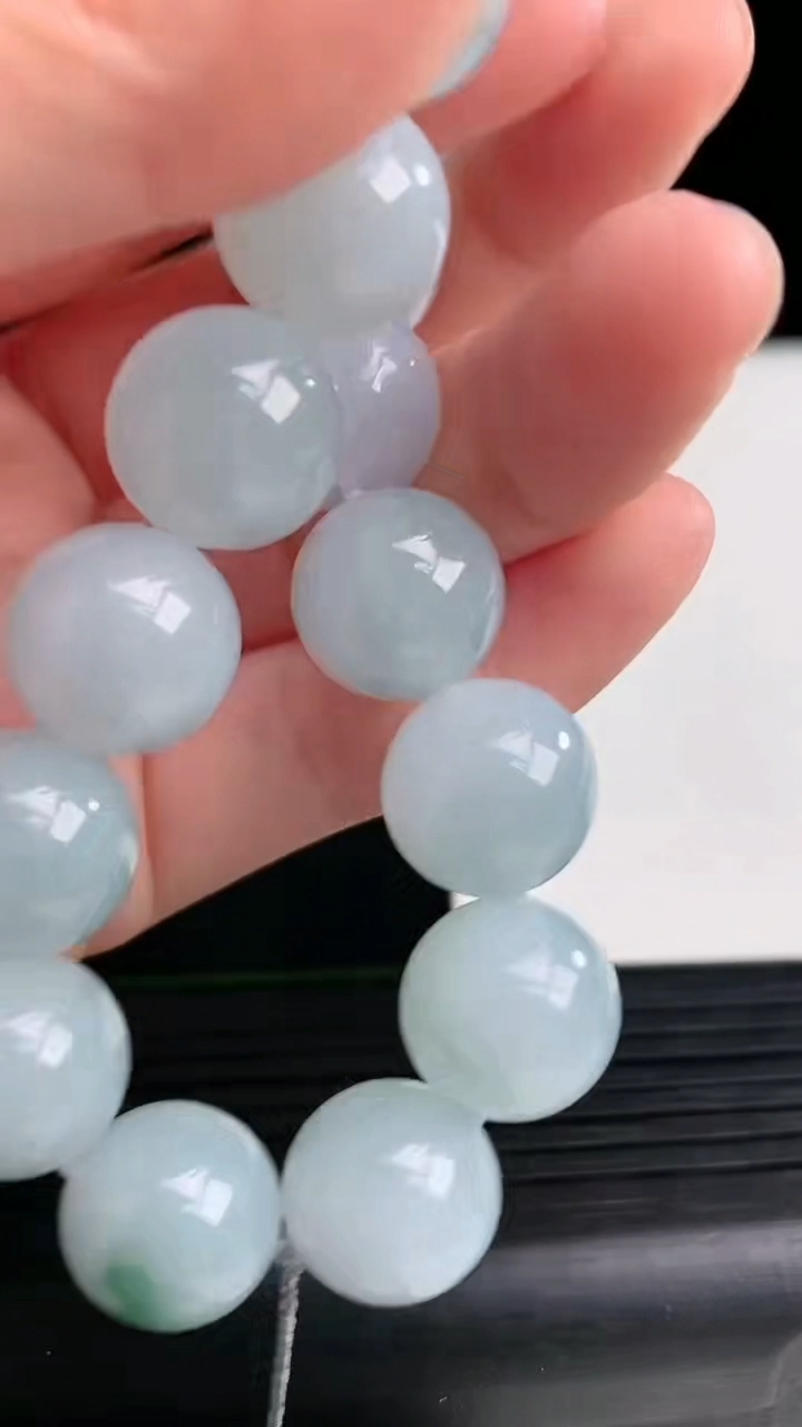 天然A货翡翠飘花圆珠手串尺寸12.7-16颗重量:56.81g4月12日
工厂直销收藏佳品,种好水足，色泽均匀，有种有色，上手高大气！