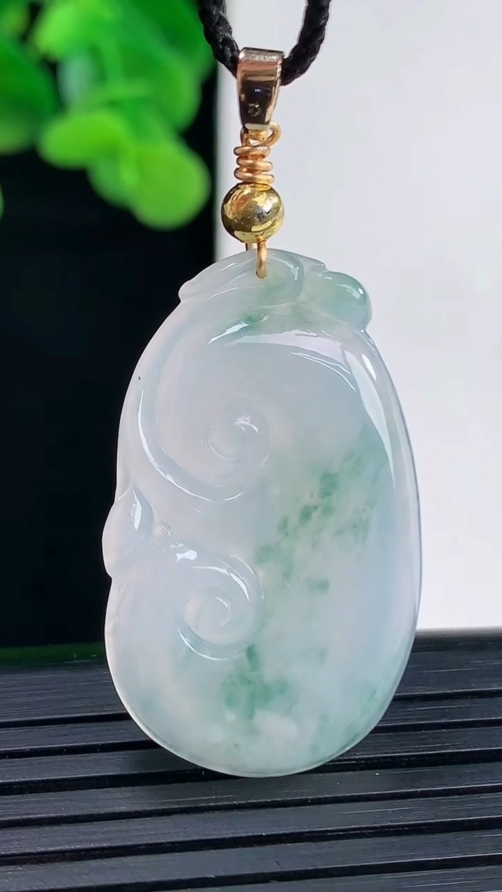 天然A货翡翠飘花如意吊坠尺寸34.6-20.9-3.7重量:5.83g
4月12日